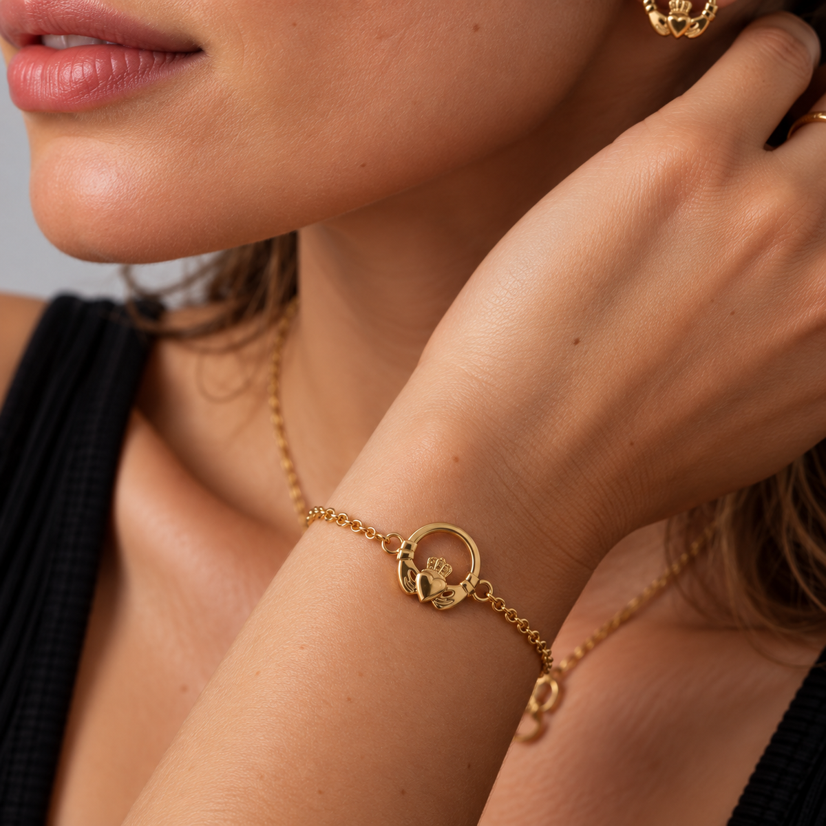 Claddagh Circle Bracelet, detail